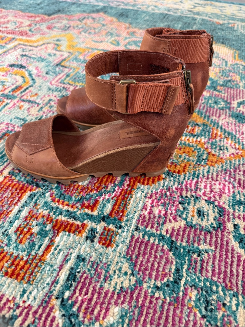 Sorel Joanie II Ankle Strap Wedge Sandals in camel/brown distressed leather. - Picture 3 of 6